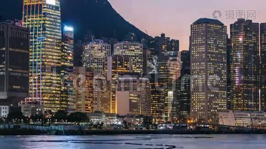 香港，中国天际线全景与摩天大楼日夜横跨维多利亚港时间推移。视频