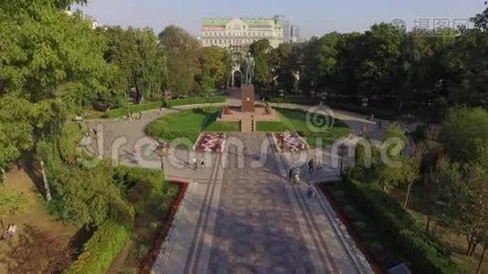 绿色中央公园与T.舍甫琴科纪念碑在基辅。 空中观景。视频