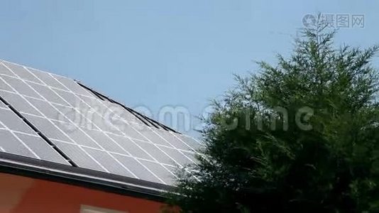 屋顶覆盖太阳能电池板视频
