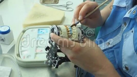 牙科技师在牙科实验室从事金属陶瓷假体的制造视频