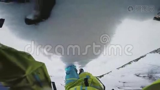 滑雪者爬上雪山进行越野骑行。 阳光明媚。 危险视频