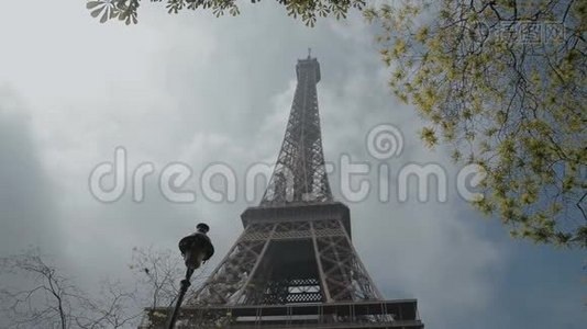 埃菲尔铁塔，巴黎，法国，欧洲。 夏季春季白天以蓝色观赏著名的旅游景点视频