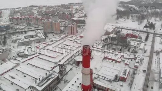 烟云从城市工业部门的管道上升到天空，一个城市锅炉房。 空中拍摄视频