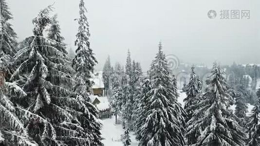 滑雪者用电梯爬到山顶视频