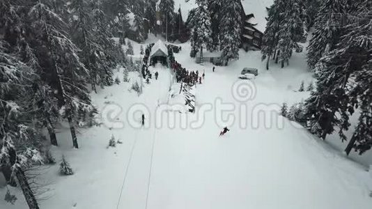 滑雪者用电梯爬到山顶视频