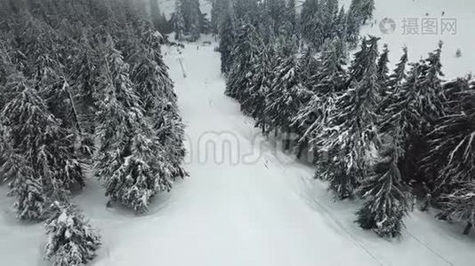 滑雪者用电梯爬到山顶视频