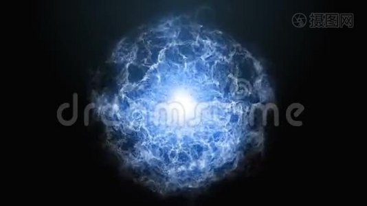 蓝色发光抽象能量球，黑色背景上有火。视频