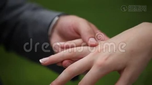 新郎和新娘互相佩戴结婚戒指。 特写镜头视频