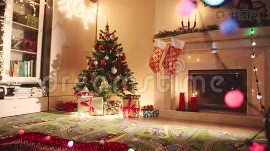 圣诞夜装饰的客厅视频