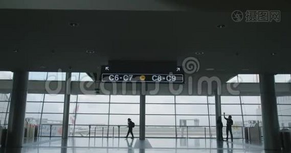 机场候机楼随身行李人员剪影视频