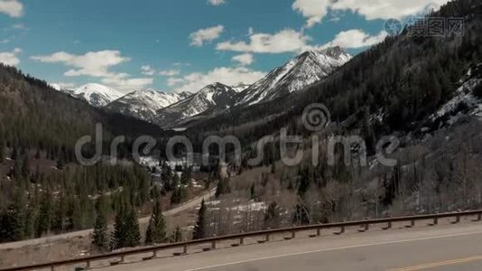 科罗拉多州阿斯彭附近的岩石山脉、森林和雪后道的风景照视频