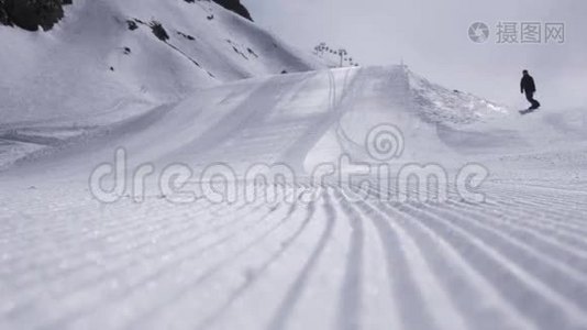 在滑雪场观看滑雪道。 滑雪板。 白雪公主。 晴天。 极端极端视频