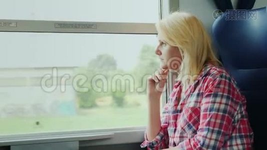 一个年轻的女人正在火车上旅行。 望着窗外视频