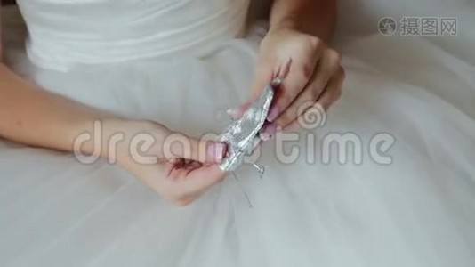 新娘捧着婚礼花束视频