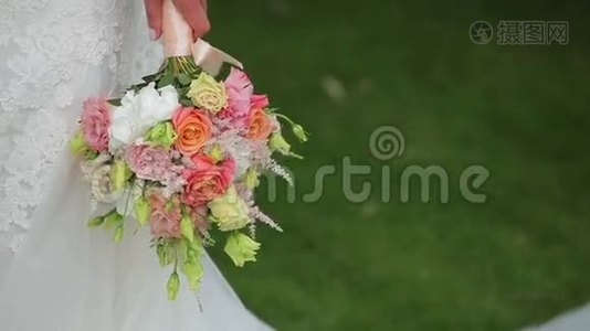 新娘捧着婚礼花束视频