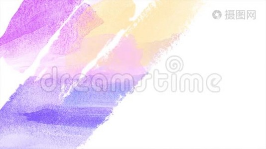 在白色背景上关闭水彩颜料笔触。 动画。 柔和的粉彩条纹，不同的紫色视频