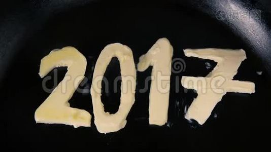 黄油的形状，2017年融化在热锅-关闭顶部视图视频