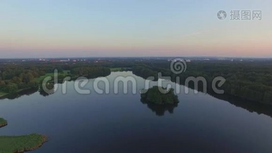 德国汉堡。 美丽的黄昏湖，日落在城市公园，从顶部观看视频