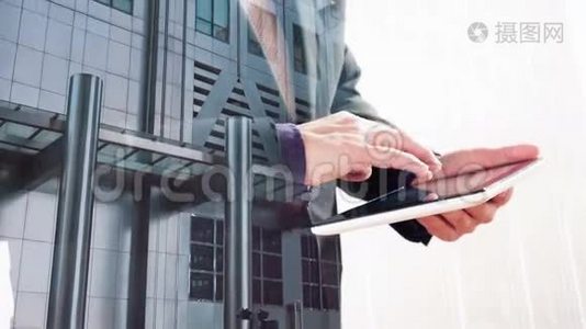 伦敦办公大楼双曝光商人触摸平板电脑视频