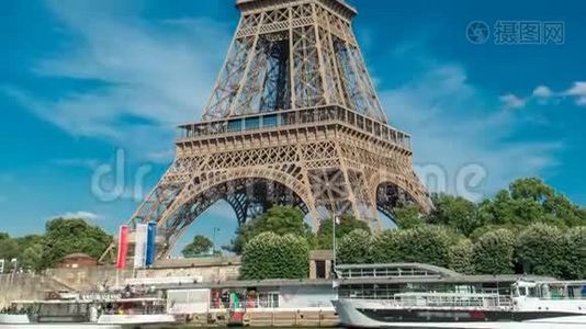 埃菲尔铁塔从巴黎塞纳河的堤岸上经过视频