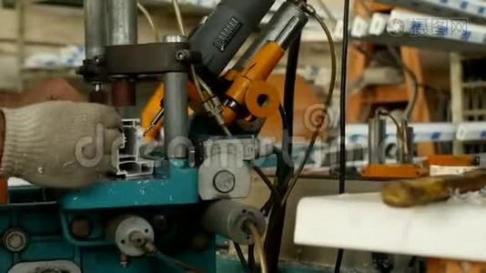 生产和制造PVC窗，男性工人在PVC型材的钻床上钻孔视频