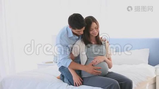 男人拥抱他怀孕的妻子视频