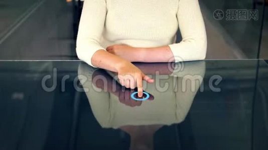 女人用电脑数字屏幕工作视频