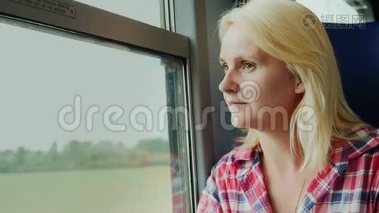 中年妇女坐火车旅行。 望着窗外视频