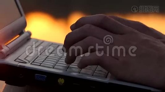 夜间河岸室外键盘上的男性手指类型视频