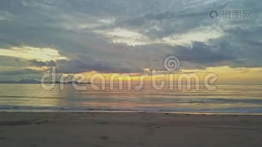 黎明时分，沿沙滩边缘及波浪冲刷的飞行摄像机视频