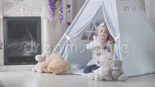 小女孩在帐篷里拥抱她的玩具熊，孩子，玩视频