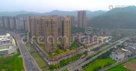 美丽的全景从空中俯瞰广州，飞过建筑物和道路。 飞越广州河视频