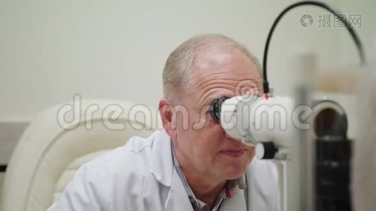 眼科医生检查和与病人交谈视频