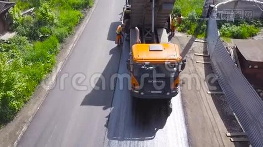 沥青铺设。 道路顶部景观视频