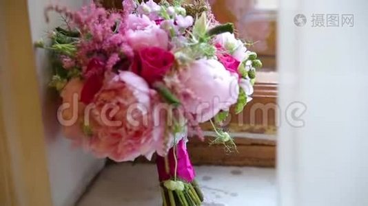 窗台上美丽的花束.. 窗台上放着美丽的粉色和白色的花束视频