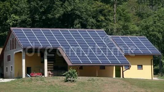 森林附近房子的太阳能发电站视频