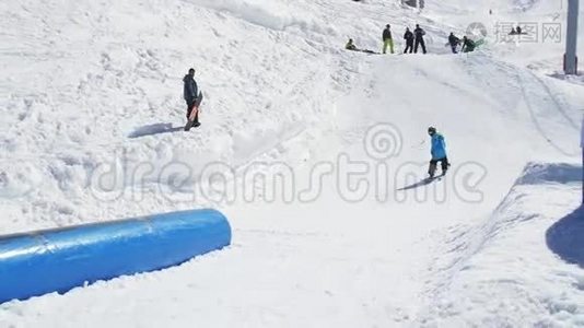 滑雪者背滑坡，跳踢脚。 滑雪胜地。 雪山。 极端极端视频