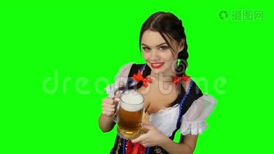 穿着巴伐利亚民族服装喝啤酒的女孩。 绿色屏幕视频