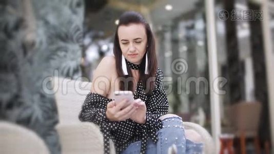 咖啡馆里的女孩用智能手机视频