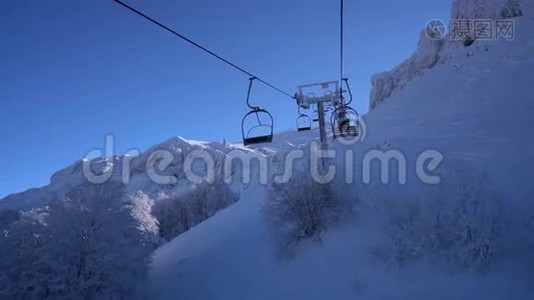 滑雪缆车上的雪林和滑雪者视频