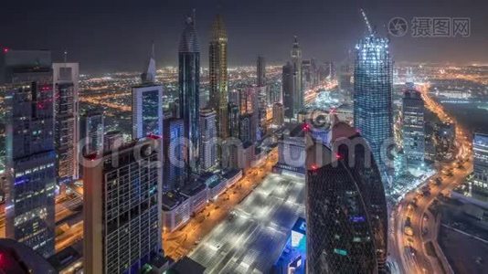 阿联酋迪拜SheikhZayed路和DIFC建筑的天际线昼夜间隔。视频