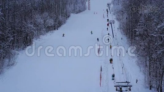 滑雪和滑雪板的足底滑雪场。视频