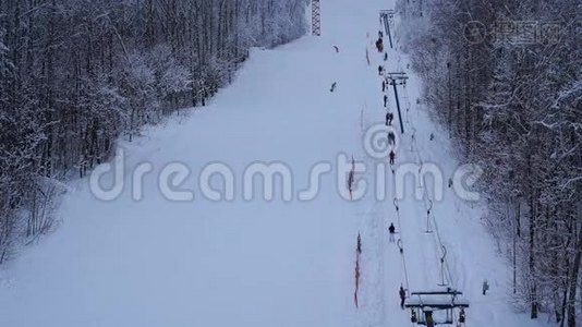 滑雪和滑雪板的足底滑雪场。视频