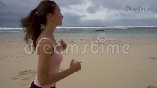 年轻女子在海滩上奔跑视频
