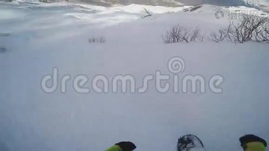 滑雪者从雪山之巅返回乡村。 高速公路。 极端极端视频