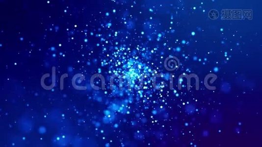 闪烁的蓝色魔法粒子在粘性液体中飞行和发光，具有惊人的bokeh，在4k的奇妙背景。 特写视频