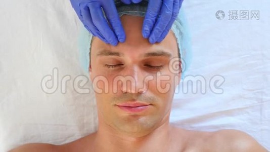 为接受面膜的帅哥提供水疗疗法.. 4k. 慢动作。 接待一位美容师视频
