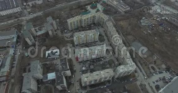 城市航空测量。 从天空俯瞰俄罗斯城市。 房屋、街道和公园的空中城市景观。 灰色的天空视频