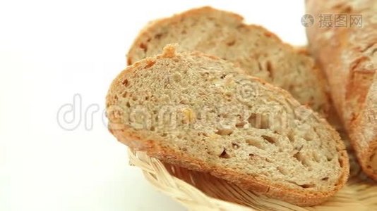 新鲜的烤面包在篮子里视频
