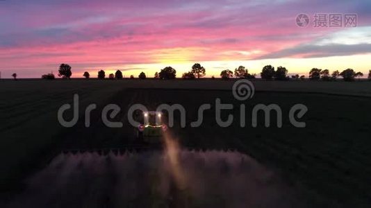 春季种植拖拉机，空中日落景色视频